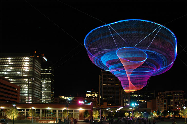 Sculpturile impresionante ale artistei Janet Echelman evoca aurorele boreale