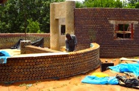 Adapost construit in intregime din pet-uri de plastic in Kaduna, Africa