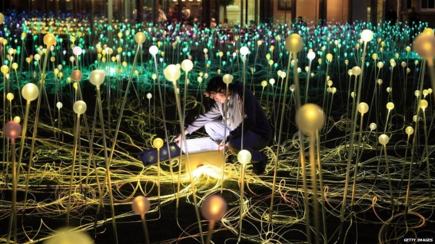 Gradina de lumina spectaculoasa langa un muzeu din Marea Britanie