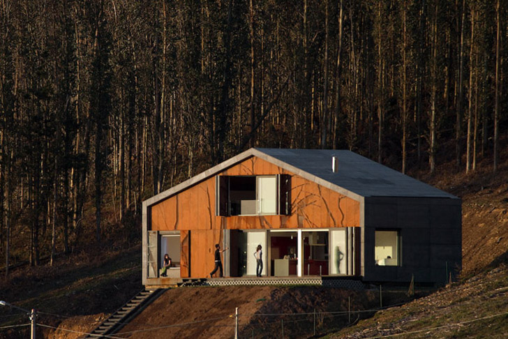 Casa Cedeira, un volum prefabricat cu modele de copaci pe fatada principala