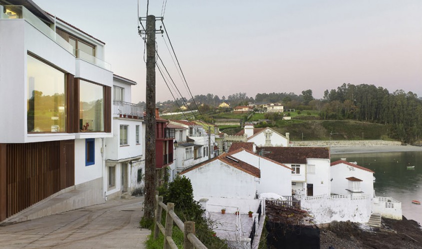 Diaz y Diaz Arquitectos renoveaza doua case spaniole in micul sat Redes