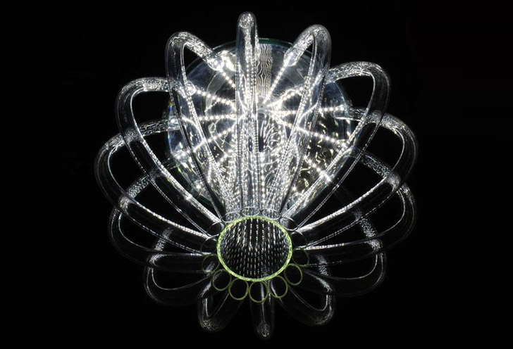 Candelabrul LED Skyphos 1 hipnotizeaza precum o meduza ...