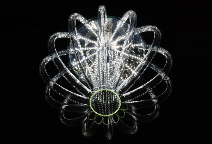 Candelabrul LED Skyphos 1 hipnotizeaza precum o meduza bioluminiscenta