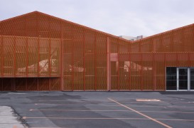 Bang Architect transforma fatada fabricii Calais Peanut cu ajutorul unui mesh portocaliu
