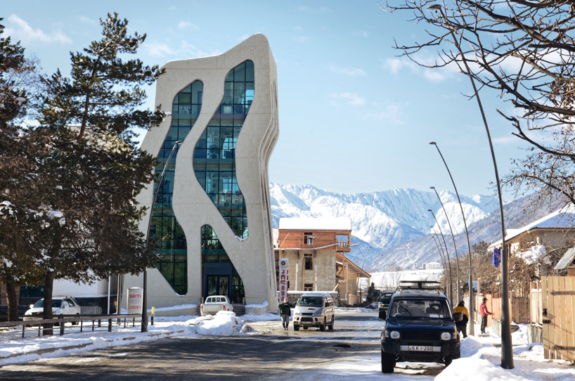 Echipa Jurgen Mayer Architects finalizeaza doua cladiri guvernamentale impresionante in Mestia, Georgia