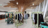 Paul Coudamy transforma un magazin din Tokyo folosind 9715 placi din lemn