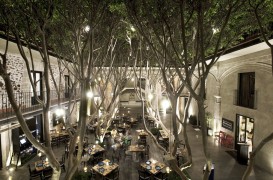 Arhitecti mexicani renoveaza un palat pentru a putea gazdui un hotel unic