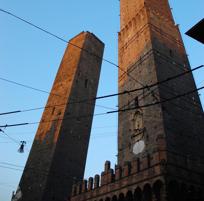 Turnurile inclinate din Bologna