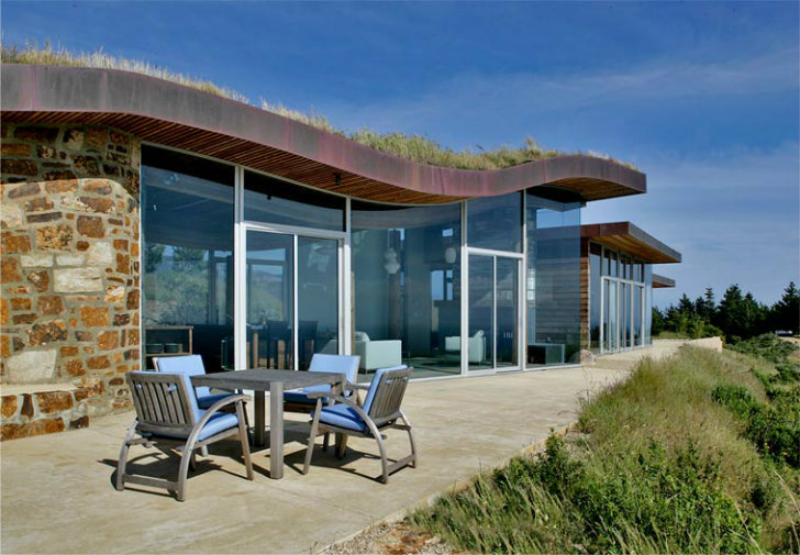 Casa construita in versantul unui deal din Big Sur, California