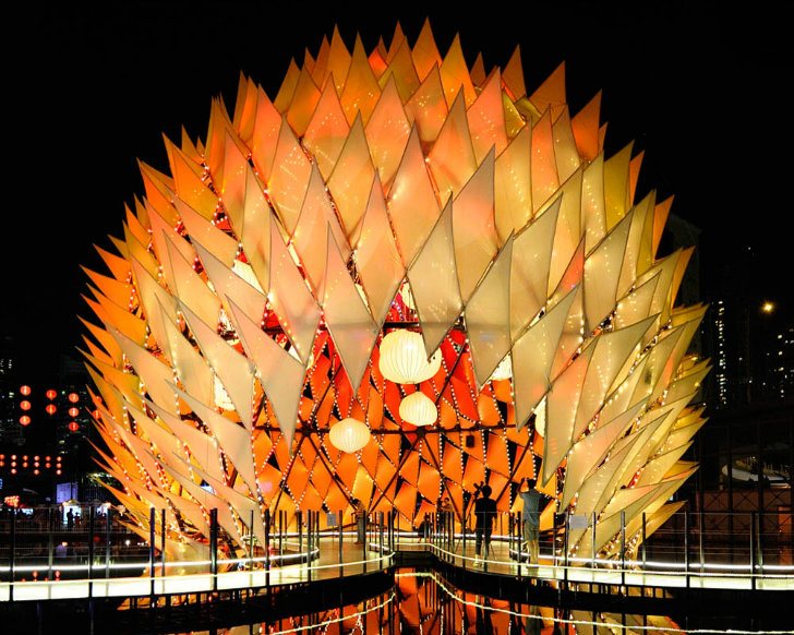 Pavilionul "Golden Moon" lumineaza cerul orasului Hong-Kong