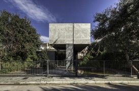 Casa din beton aparent intr-un cadru pitoresc din apropierea Atenei
