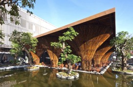 Cafenea în aer liber al cărei acoperiș e susținut de conuri de bambus