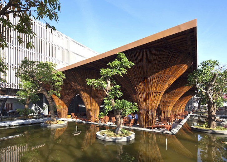 Cafenea în aer liber al cărei acoperiș e susținut de conuri de bambus