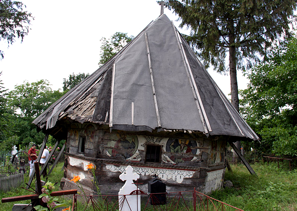 Se cauta voluntari pentru consolidarea bisericii de lemn din satul Ursi, judetul Valcea