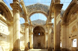 Luminator deasupra unei vechi biserici din Spania