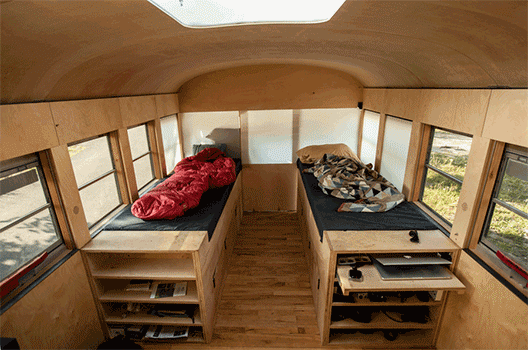 Un student la arhitectura transforma un autobuz scolar in locuinta