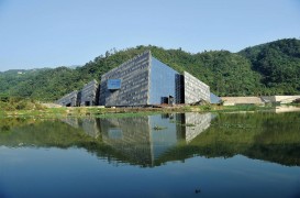 Volumetria muzeului Lanyang pare ca este pe jumatate scufundata