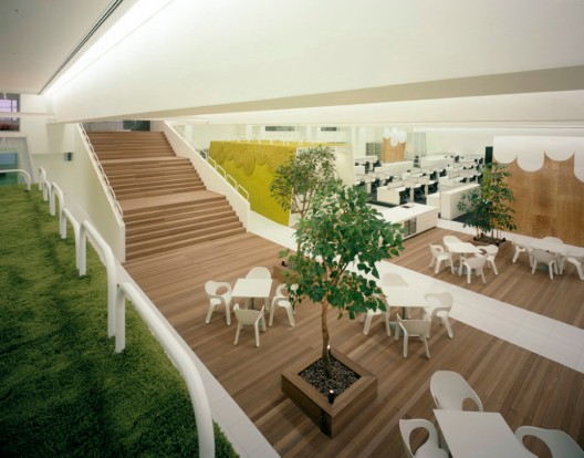 Copaci, iarba artificiala si mobilier de gradina, pentru un spatiu de birouri neconventional