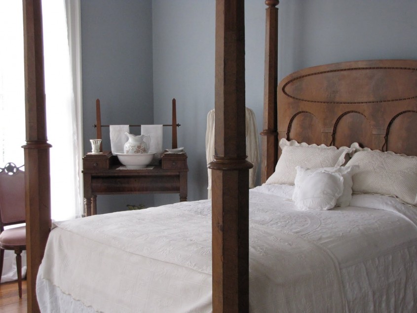 Detaliu pentru un dormitor victorian: vasul cu carafa