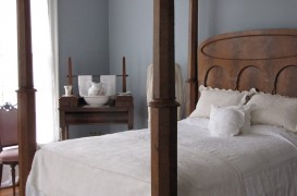 Detaliu pentru un dormitor victorian: vasul cu carafa