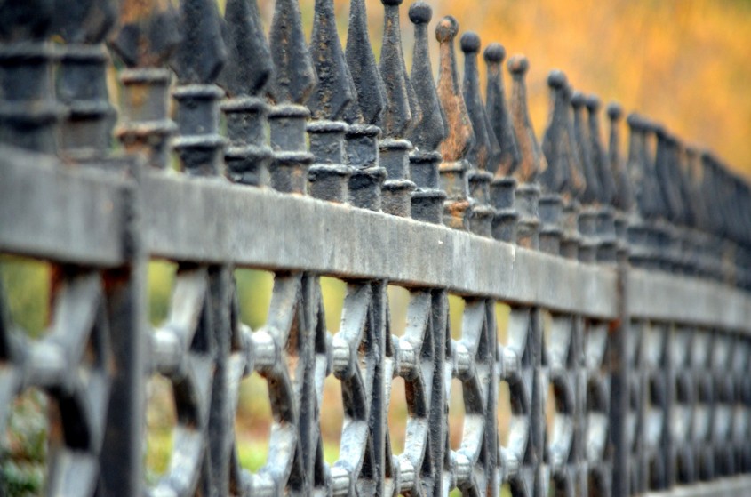 Refacerea aspectului unui gard din fier forjat, ruginit