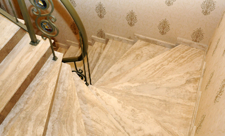 Placarea scarilor interioare cu piatra naturala