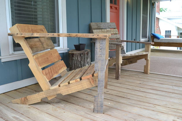 Doua scaune pentru veranda, din lemn recuperat din paleti