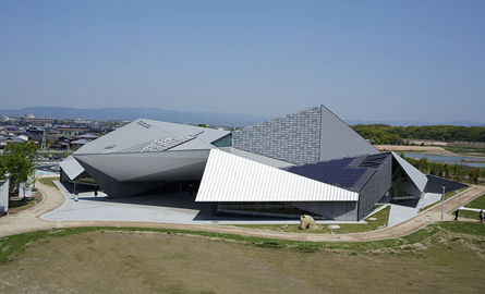 Muzeul de arta creat de arhitectul Kengo Kuma