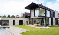 Casa cu arhitectura minimalista compusa din materiale industriale
