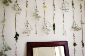 Flori si banda adeziva pentru niste pereti original decorati