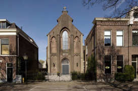 Casa moderna amenajata in interiorul unei biserici din Utrecht