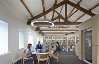Biblioteca Universitatii Cumbria amenajata intr-un hambar