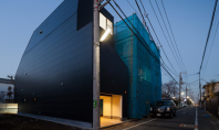 Casa neagra din Tokyo se ascunde de vecini Biroul de proiectare Level Architects a reusit sa