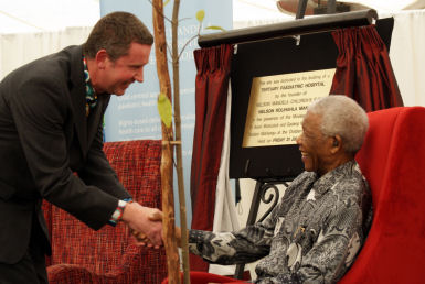 Nelson Mandela lanseaza proiectul pentru spitalul destinat copiilor din Johannesburg
