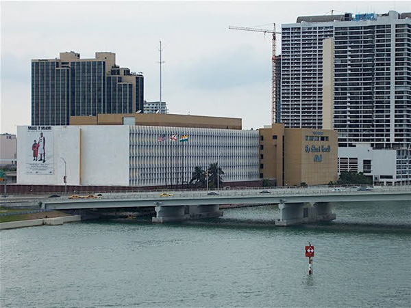 Miami Herald a vopsit necorespunzator o cladire monument istoric Art Deco