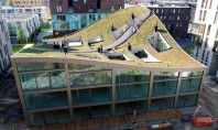 Un acoperis verde cu o forma deosebita la o cladire de locuit din Amsterdam