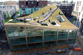 Un acoperis verde cu o forma deosebita la o cladire de locuit din Amsterdam