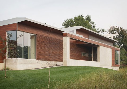 Un proiect de casa cu volumetrie franta si sectionata