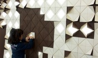 Un perete placat cu lemn se modeleaza pentru a face loc luminii