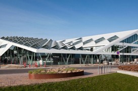 Cladire cu arhitectura dramatica intr-un mic oras din Danemarca