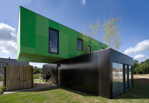 Container Crossbox with a Green Roof