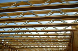 Planseul din lemn tip grinda cu zabrele placat cu OSB 3 de 22 mm la partea