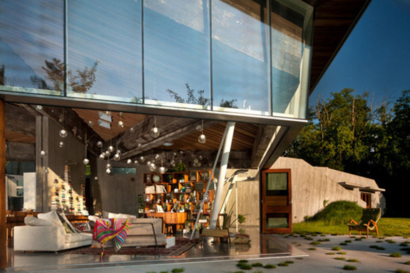 Omer Arbel construieste o casa numai din materiale refolosite