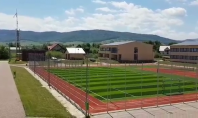 Amenajare terenuri de sport cu gazon sintetic fotbal tenis la Scoala din Vicovu de Sus judetul